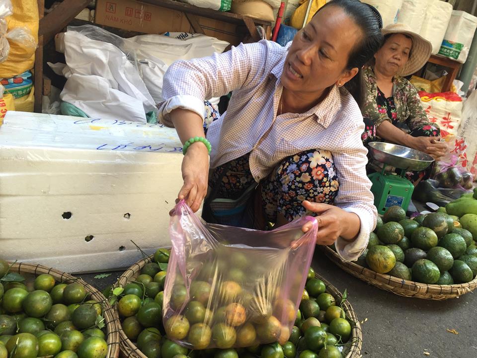 Nh&igrave;n giống chanh nhưng ngọt như đường, loại quả gi&aacute; rẻ n&agrave;y đang g&acirc;y &lsquo;sốt&rsquo; thị trường Đ&agrave; Nẵng