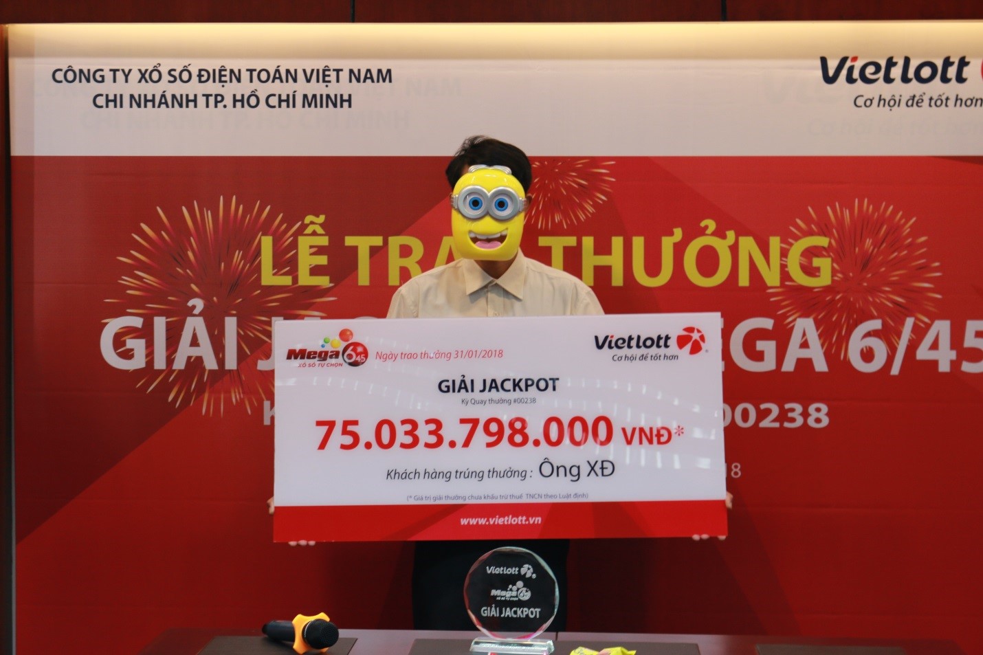 Xổ số Vietlott: Người đ&agrave;n &ocirc;ng đeo mặt nạ Minion lĩnh thưởng độc đắc v&agrave; ủng hộ U23 Việt Nam