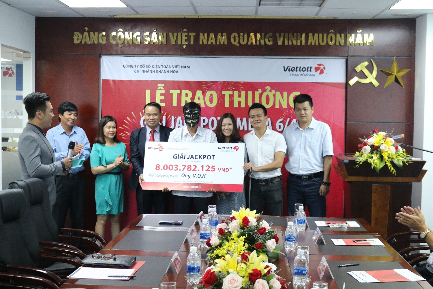 Xổ số Vietlott: Một người đ&agrave;n &ocirc;ng đến từ Kh&aacute;nh H&ograve;a nhận thưởng giải Jackpot &lsquo;khủng&rsquo;