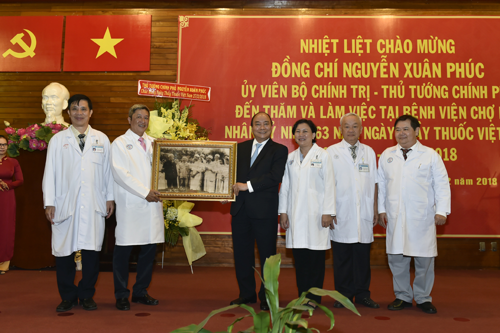 Thủ tướng thăm, l&agrave;m việc tại bệnh viện Chợ Rẫy