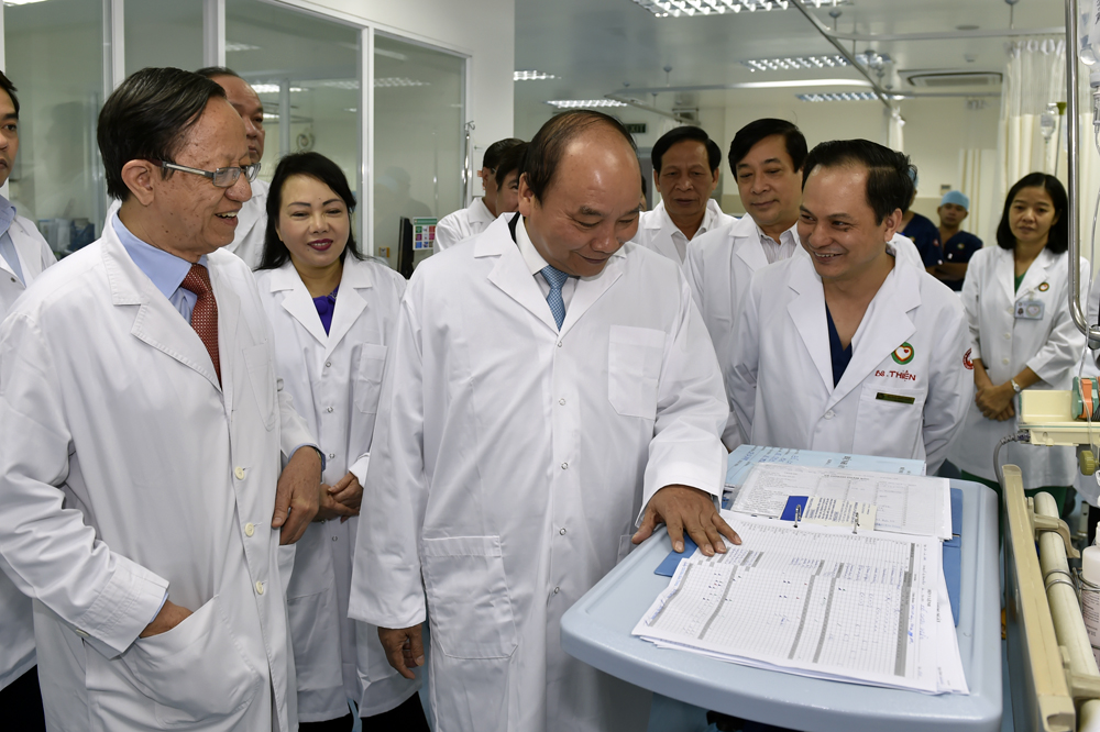 Thủ tướng thăm, l&agrave;m việc tại bệnh viện Chợ Rẫy
