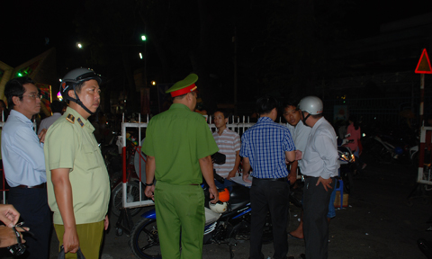Đại diện cho b&atilde;i đất tr&ocirc;ng xe lậu bị TTGT lập bi&ecirc;n bản v&agrave; thừa nhận vi phạm.