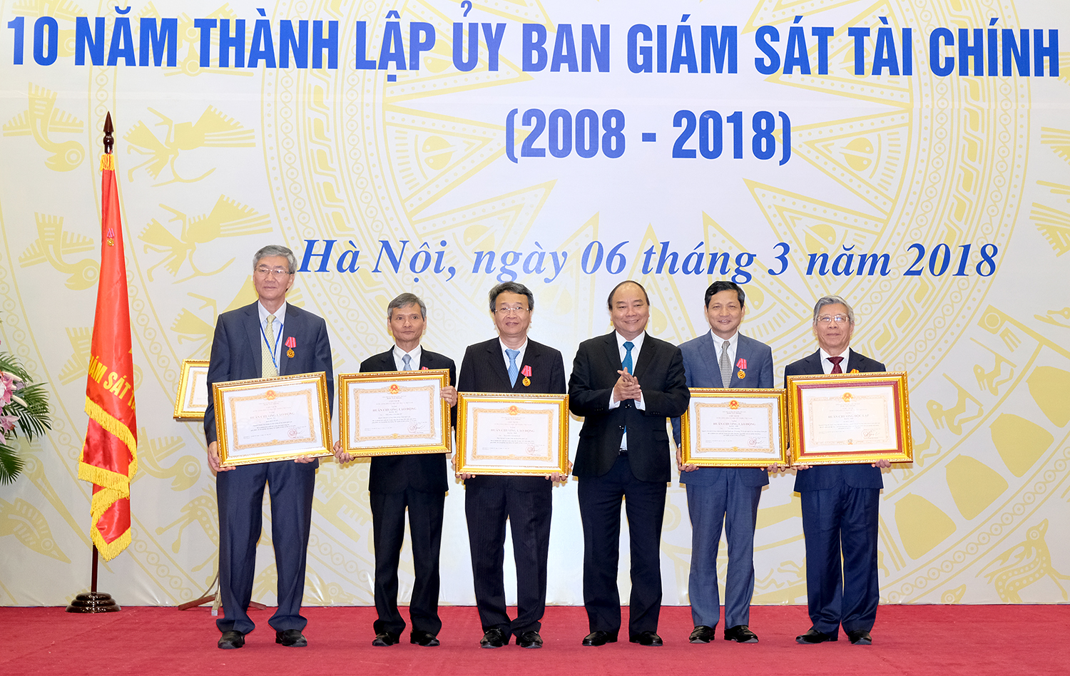 Thủ tướng dự Lễ kỷ niệm 10 năm th&agrave;nh lập Ủy ban Gi&aacute;m s&aacute;t t&agrave;i ch&iacute;nh quốc gia