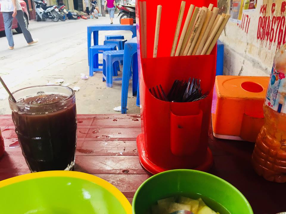 Kh&ocirc;ng chỉ t&aacute;i sử dụng, nhiều qu&aacute;n ăn vỉa h&egrave; đũa d&ugrave;ng một lần c&ograve;n &lsquo;mốc xanh, mốc đỏ&rsquo;