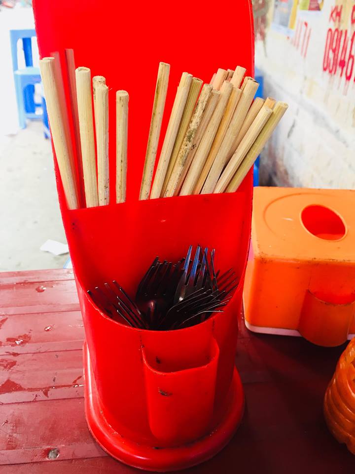 Kh&ocirc;ng chỉ t&aacute;i sử dụng, nhiều qu&aacute;n ăn vỉa h&egrave; đũa d&ugrave;ng một lần c&ograve;n &lsquo;mốc xanh, mốc đỏ&rsquo;