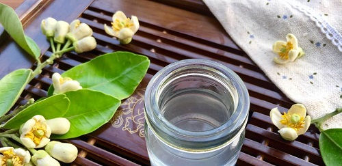 Th&aacute;ng 3, học mẹ hai con l&agrave;m tinh dầu hoa bưởi trị t&oacute;c rụng cực hiệu quả