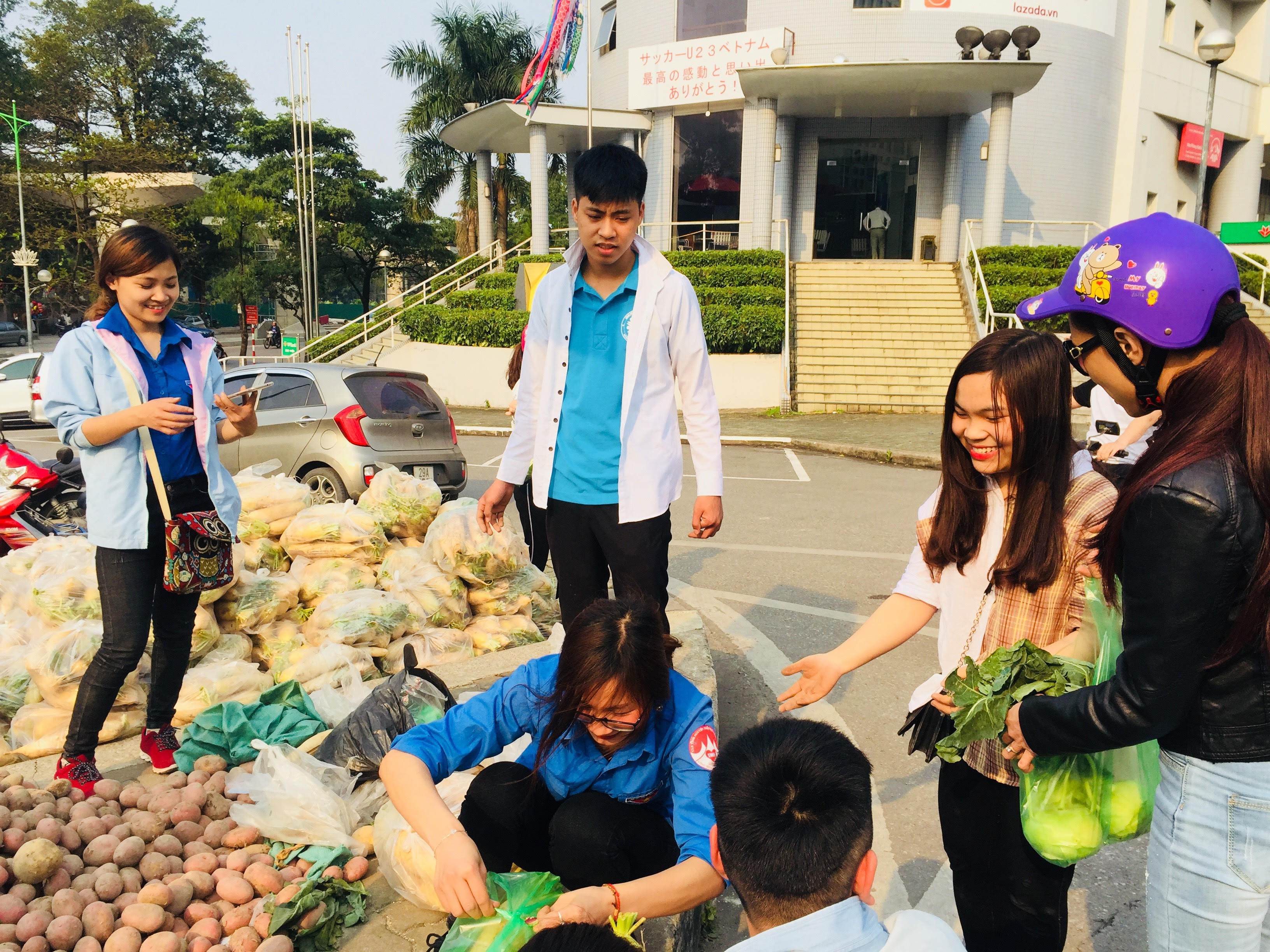 Người d&acirc;n H&agrave; Nội &lsquo;giải cứu&rsquo; củ cải, khoai t&acirc;y, su h&agrave;o cho n&ocirc;ng d&acirc;n