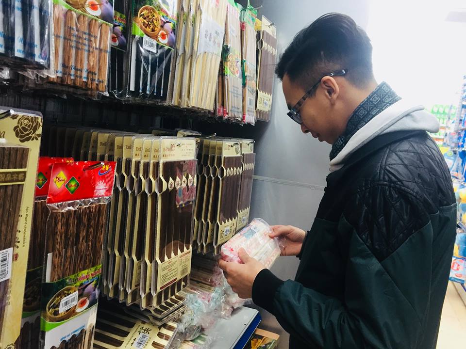 Để đảm bảo an to&agrave;n, trước khi sử dụng đũa ăn một lần người d&ugrave;ng phải biết điều n&agrave;y
