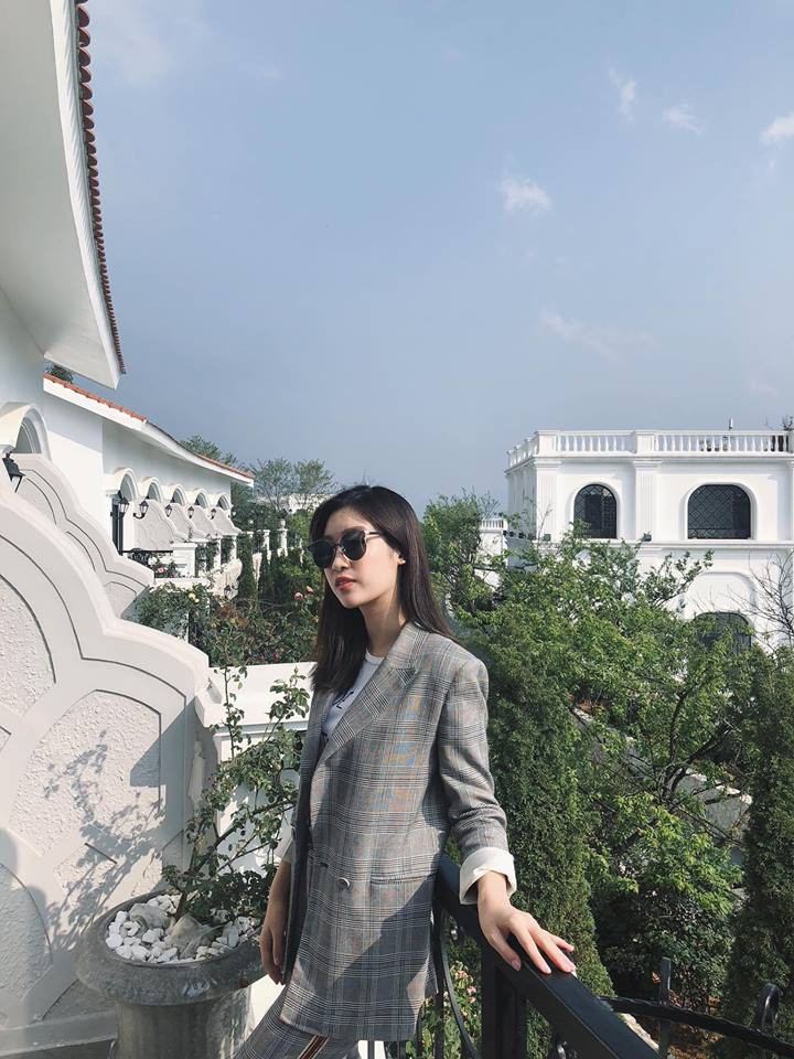 Thời trang sao Việt tuần qua: Phạm Hương quyến rũ với đầm trắng cổ s&acirc;u hun h&uacute;t