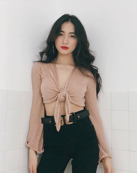 Thời trang sao Việt tuần qua: Phạm Hương quyến rũ với đầm trắng cổ s&acirc;u hun h&uacute;t