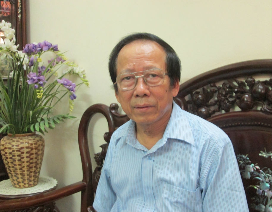 Theo đ&oacute;, PGS.TS. Nguyễn Duy Thịnh, Viện C&ocirc;ng nghệ Sinh học v&agrave; Thực phẩm - Đại học B&aacute;ch Khoa H&agrave; Nội cho biết, khăn giấy ướt được sử dụng bằng chất liệu giấy dai kh&ocirc;ng bị mủn. Tuy nhi&ecirc;n, để khăn giấy mềm th&igrave; trong qu&aacute; tr&igrave;nh sản xuất bao giờ sản phẩm n&agrave;y cũng được phun một lượng nước. Tuy nhi&ecirc;n, khi phun nước v&agrave;o giấy dai để l&agrave;m mềm khăn giấy ướt th&igrave; giấy rất dễ bị mốc v&agrave; xuất hiện những vết đốm tr&ecirc;n bề mặt. Do vậy, cần th&ecirc;m qu&aacute; tr&igrave;nh xử l&yacute; nấm mốc, ti&ecirc;u diệt vi sinh vật.  Hiện nay, nhiều c&ocirc;ng ty sản xuất khăn giấy thường xử l&yacute; nấm mốc trong qu&aacute; tr&igrave;nh l&agrave;m ẩm bằng việc sử dụng c&aacute;c chất h&oacute;a học để ti&ecirc;u diệt vi sinh vật. Sau đ&oacute;,  g&oacute;i khăn giấy v&agrave;o c&aacute;c t&uacute;i bằng chất dẻo để vi sinh vật kh&ocirc;ng th&acirc;m nhập v&agrave; sản phẩm khăn giấy kh&ocirc;ng bị mốc.  &ldquo;Tuy nhi&ecirc;n, nếu sử dụng chất SO2 để xử l&yacute; nấm mốc th&igrave; t&ocirc;i nghĩ c&aacute;c c&ocirc;ng ty  sản xuất chuy&ecirc;n nghiệp kh&ocirc;ng d&ugrave;ng. Bởi SO2 g&acirc;y ra m&ugrave;i hắc, kh&oacute; chịu d&ugrave; rằng đ&acirc;y l&agrave; chất tẩy trắng rất tốt. T&ocirc;i nghĩ, chất SO2 chỉ được v&agrave;i cơ sở sản xuất khăn giấy thủ c&ocirc;ng họ l&agrave;m. C&ograve;n c&aacute;c c&ocirc;ng ty chuy&ecirc;n nghiệp họ sử dụng c&ocirc;ng nghệ sản xuất kh&eacute;p k&iacute;n trong m&ocirc;i trường v&ocirc; khuẩn&rdquo;, &ocirc;ng Thịnh n&oacute;i.  Theo &ocirc;ng Thịnh, nếu sản phẩm khăn giấy ướt c&oacute; chứa SO2 th&igrave; khi mở t&uacute;i khăn giấy ướt ra sẽ thấy m&ugrave;i SO2 sục v&agrave;o mũi rất kh&oacute; chịu. Do vậy với người d&ugrave;ng, khi sử dụng thấy khăn giấy ướt c&oacute; m&ugrave;i kh&oacute; chịu th&igrave; cần để khăn giấy bay hơi hết m&ugrave;i sau đ&oacute; mới sử dụng.  C&ograve;n nếu c&aacute;c chất h&oacute;a học c&oacute; gốc lưu huỳnh tồn dư tr&ecirc;n khăn giấy như SO2 nếu sử dụng qu&aacute; ngưỡng cho ph&eacute;p c&oacute; thể g&acirc;y lo&eacute;t ni&ecirc;m mạc đường ti&ecirc;u h&oacute;a, rối loạn vi khuẩn đường ruột, ti&ecirc;u chảy. Sử dụng thường xuy&ecirc;n, 13Win21 con - Tri ân hội viên mỗi tháng 2000 tỷ c&oacute; thể ngấm v&agrave;o m&aacute;u v&agrave; t&iacute;ch lũy dẫn tới rối loạn chức năng gan, thận v&agrave; g&acirc;y ra những căn bệnh mạn t&iacute;nh, ung thư.