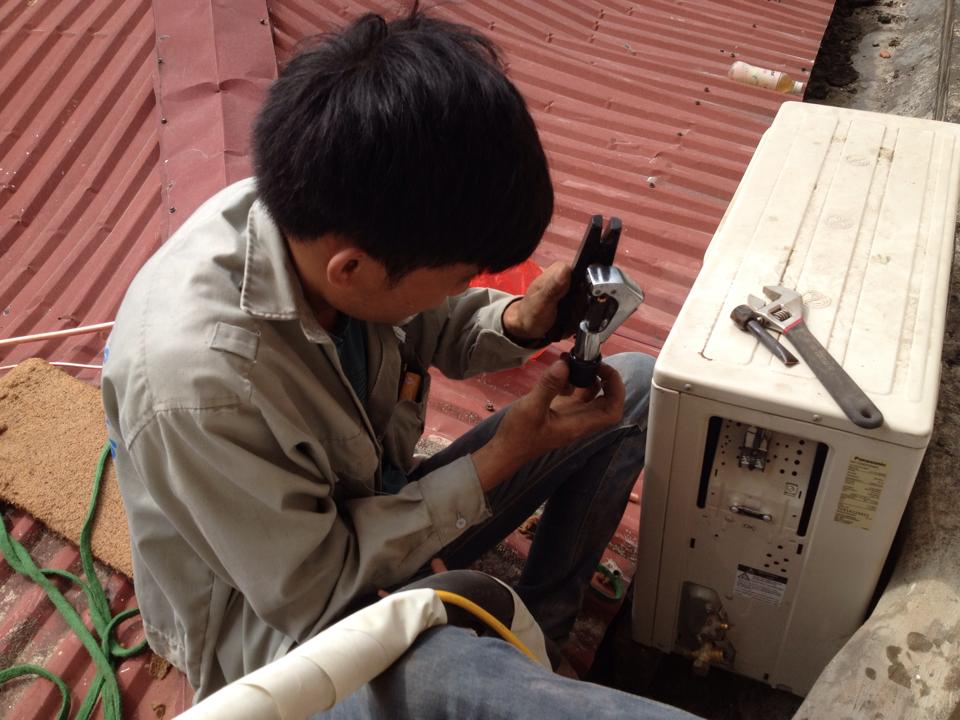 Thợ sửa điều h&ograve;a v&agrave; những &lsquo;m&aacute;nh&rsquo; &lsquo;vặt tiền&rsquo; kh&aacute;ch h&agrave;ng 