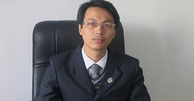 Theo đ&oacute;, Ths- luật sư Đặng Văn Cường, văn ph&ograve;ng luật sư Ch&iacute;nh Ph&aacute;p (H&agrave; Nội) cũng th&ocirc;ng tin, thời gian gần đ&acirc;y tội phạm về c&ocirc;ng nghệ cao ng&agrave;y c&agrave;ng ph&aacute;t triển, gia tăng kể cả về số lượng vụ việc, số đối tượng v&agrave; t&iacute;nh chất nghi&ecirc;m trọng của vụ việc.  Sự ph&aacute;t triển nhanh ch&oacute;ng của c&ocirc;ng nghệ, kĩ thuật số, của c&aacute;c mạng điện tử dẫn đến hoạt động 13Win19 tải ứng dụng điện tử ng&agrave;y c&agrave;ng gia tăng, chưa bao giờ m&ocirc;i trường mạng lại trở n&ecirc;n nhộn nhịp, s&ocirc;i động v&agrave; phức tạp như vậy. Việc giao lưu, tương t&aacute;c, giao dịch tr&ecirc;n m&ocirc;i trường mạng, th&ocirc;ng qua c&aacute;c phương tiện điện tử, trong c&aacute;c giao dịch điện tử cũng l&agrave; cơ hội để c&aacute;c đối tượng xấu lợi dụng chiếm đoạt t&agrave;i khoản, chiếm đoạt tiền của người kh&aacute;c. Ngo&agrave;i ra c&aacute;c đối tượng phạm tội c&ograve;n c&oacute; thể hack t&agrave;i khoản của kh&aacute;ch h&agrave;ng tại ng&acirc;n h&agrave;ng để tự động r&uacute;t tiền khỏi hệ thống... Trước thực trạng tr&ecirc;n đ&ograve;i hỏi cả ph&iacute;a ng&acirc;n h&agrave;ng v&agrave; kh&aacute;ch h&agrave;ng đều phải n&acirc;ng cao cảnh gi&aacute;c. Đối với kh&aacute;ch h&agrave;ng th&igrave; tuyệt đối kh&ocirc;ng được để lộ th&ocirc;ng tin về t&agrave;i khoản, về mật khẩu v&agrave; hạn chế để lộ th&ocirc;ng tin c&aacute; nh&acirc;n tr&ecirc;n mạng x&atilde; hội, mạng viễn th&ocirc;ng, mạng internet để tr&aacute;nh trường hợp c&aacute;c đối tượng xấu c&oacute; thể lợi dụng chiếm đoạt t&agrave;i khoản, chiến đoạt tiền trong t&agrave;i khoản... Nếu kh&ocirc;ng may bị mất giấy tờ, mất thẻ t&iacute;n dụng, thẻ ATM... kh&aacute;ch h&agrave;ng phải kịp thời b&aacute;o ngay với ng&acirc;n h&agrave;ng để kh&oacute;a thẻ, tr&aacute;nh việc kẻ xấu lợi dụng chiếm đoạt t&agrave;i sản.  C&ograve;n về ph&iacute;a ng&acirc;n h&agrave;ng th&igrave; kh&ocirc;ng ngừng n&acirc;ng cao tr&igrave;nh độ nghiệp vụ của c&aacute;n bộ phụ tr&aacute;ch kĩ thuật, an ninh mạng. Cần phải kịp thời ph&aacute;t hiện ra những lỗ hổng, những lỗi hệ thống để bổ sung, tăng cường bảo mật của hệ thống. Ngo&agrave;i ra, ng&acirc;n h&agrave;ng cũng cần tuyển chọn, đ&agrave;o tạo, gi&aacute;o dục tốt c&aacute;c c&aacute;n bộ, nh&acirc;n vi&ecirc;n của m&igrave;nh để tr&aacute;nh việc ch&iacute;nh người của ng&acirc;n h&agrave;ng sa ng&atilde;, nảy l&ograve;ng tham m&agrave; thực hiện h&agrave;nh vi phạm tội, chiếm đoạt tiền của ng&acirc;n h&agrave;ng hoặc tiền của kh&aacute;ch h&agrave;ng. Đối với vụ việc n&ecirc;u tr&ecirc;n, cơ quan c&ocirc;ng an cần v&agrave;o cuộc để x&aacute;c minh l&agrave;m r&otilde; nguy&ecirc;n nh&acirc;n, tr&ecirc;n cơ hội đ&oacute; mới x&aacute;c định lỗi g&acirc;y mất tiền l&agrave; do kh&aacute;ch h&agrave;ng hay do ng&acirc;n h&agrave;ng. Nếu kh&aacute;ch h&agrave;ng để lộ th&ocirc;ng tin về t&agrave;i khoản c&aacute; nh&acirc;n dẫn đến kẻ xấu xa mạng th&ocirc;ng tin kh&aacute;ch h&agrave;ng để r&uacute;t tiền th&igrave; ng&acirc;n h&agrave;ng kh&ocirc;ng c&oacute; tr&aacute;ch nhiệm phải bồi thường. C&ograve;n trong trường hợp Kẻ xấu hack t&agrave;i khoản, x&acirc;m nhập v&agrave;o hệ thống của ng&acirc;n h&agrave;ng để chiếm đoạt t&agrave;i sản của kh&aacute;ch h&agrave;ng m&agrave; kh&ocirc;ng do lỗi của kh&aacute;ch h&agrave;ng th&igrave; ng&acirc;n h&agrave;ng ho&agrave;n to&agrave;n phải chịu rủi ro trong trường hợp n&agrave;y, phải bồi thường to&agrave;n bộ thiệt hại cho kh&aacute;ch h&agrave;ng đối với số tiền đ&atilde; bị r&uacute;t khỏi t&agrave;i khoản đ&oacute;.  Để x&aacute;c định tr&aacute;ch nhiệm thuộc về ai, rủi ro thuộc về ai th&igrave; cần phải x&aacute;c minh l&agrave;m r&otilde; nguy&ecirc;n nh&acirc;n, t&iacute;nh lỗi th&igrave; mới x&aacute;c định được những thiệt hại đ&oacute; ai sẽ phải chịu tr&aacute;ch nhiệm.  Trong trường hợp kh&aacute;ch h&agrave;ng cho rằng m&igrave;nh kh&ocirc;ng c&oacute; lỗi trong việc để lộ th&ocirc;ng tin t&agrave;i khoản, th&ocirc;ng tin b&iacute; mật khẩu... m&agrave; ng&acirc;n h&agrave;ng vẫn ki&ecirc;n quyết kh&ocirc;ng chịu bồi thường th&igrave; kh&aacute;ch h&agrave;ng c&oacute; quyền khởi kiện ng&acirc;n h&agrave;ng đến t&ograve;a &aacute;n để được giải quyết theo thủ tục tố tụng d&acirc;n sự.  C&ograve;n đối với những đối tượng chiếm đoạt t&agrave;i sản th&ocirc;ng qua mạng viễn th&ocirc;ng, internet như trong vụ việc n&agrave;y nếu bị ph&aacute;t hiện th&igrave; đương nhi&ecirc;n sẽ phải chịu tr&aacute;ch nhiệm h&igrave;nh sự theo quy định của ph&aacute;p luật. Tối muộn ng&agrave;y 25/4, khi hơn 10 nh&acirc;n vi&ecirc;n của một cơ quan ở H&agrave;ng Trống, H&agrave; Nội bị r&uacute;t tiền khỏi t&agrave;i khoản ng&acirc;n h&agrave;ng Agribank với số tiền từ 10-24 triệu đồng/người. Những kh&aacute;ch h&agrave;ng n&agrave;y nằm trong danh s&aacute;ch 400 người bị hack t&agrave;i khoản.   Sau khi ph&aacute;t hiện t&agrave;i khoản bị r&uacute;t trộm, c&aacute;c nạn nh&acirc;n đ&atilde; lập tức b&aacute;o cho cơ quan v&agrave; gọi cho Agribank để kh&oacute;a t&agrave;i khoản. Đến 22h ng&agrave;y 25/4, Agribank đ&atilde; x&aacute;c nhận kh&oacute;a to&agrave;n bộ t&agrave;i khoản của c&aacute;n bộ, nh&acirc;n vi&ecirc;n của cơ quan tr&ecirc;n để đảm bảo an to&agrave;n.   Tuy nhi&ecirc;n, l&uacute;c 23h30, t&agrave;i khoản của nh&acirc;n vi&ecirc;n lại b&aacute;o bị r&uacute;t tiền. Chỉ vỏn vẹn trong 6 ph&uacute;t, từ 23h30 đến 23h36, t&agrave;i khoản đ&atilde; bị r&uacute;t 8 lần, mất tổng cộng 24 triệu đồng.
