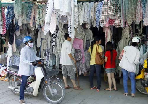 M&ugrave;a h&egrave;, c&aacute;c cửa h&agrave;ng kinh doanh phụ kiện chống nắng &lsquo;hốt bạc&rsquo; 