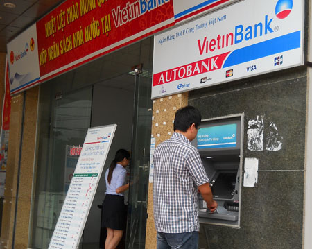 Sau Agribank đến lượt Vietinbank v&agrave; BIDV tăng ph&iacute; r&uacute;t tiền ATM