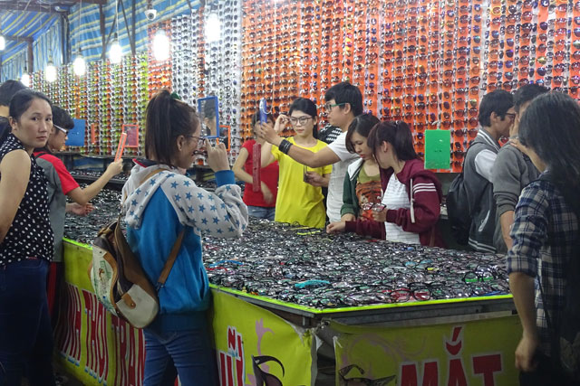 &lsquo;Tr&agrave;n lan&rsquo; k&iacute;nh mắt gi&aacute; rẻ kh&ocirc;ng nh&atilde;n m&aacute;c tr&ecirc;n vỉa h&egrave; H&agrave; Nội 