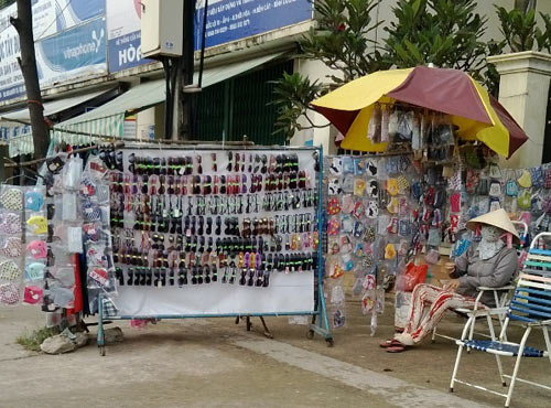 &lsquo;Tr&agrave;n lan&rsquo; k&iacute;nh mắt gi&aacute; rẻ kh&ocirc;ng nh&atilde;n m&aacute;c tr&ecirc;n vỉa h&egrave; H&agrave; Nội 