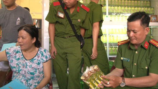Thừa Thi&ecirc;n &ndash; Huế: Ph&aacute;t hiện cơ sở biến dầu chổi th&agrave;nh dầu tr&agrave;m