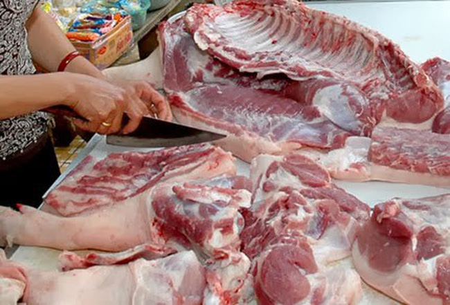 Gi&aacute; lợn hơi vừa tăng, lợn thịt tại c&aacute;c chợ ở H&agrave; N&ocirc;i cũng tăng &lsquo;ch&oacute;ng mặt&rsquo;