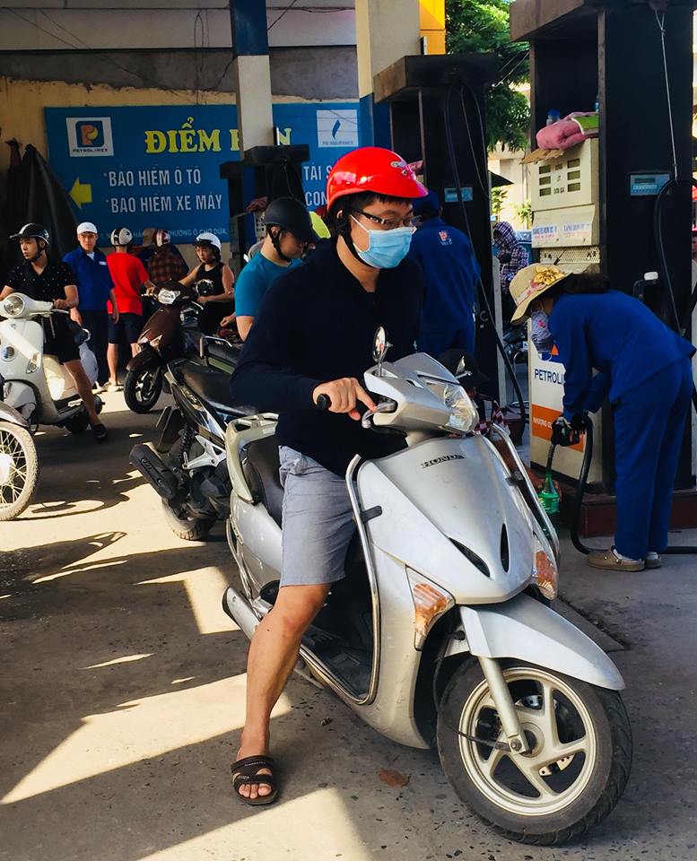 Người d&acirc;n thủ đ&ocirc; &ldquo;tranh thủ&rdquo; đổ xăng trước th&ocirc;ng tin gi&aacute; xăng c&oacute; thể tăng chiều nay