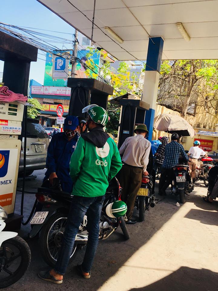 Người d&acirc;n thủ đ&ocirc; &ldquo;tranh thủ&rdquo; đổ xăng trước th&ocirc;ng tin gi&aacute; xăng c&oacute; thể tăng chiều nay