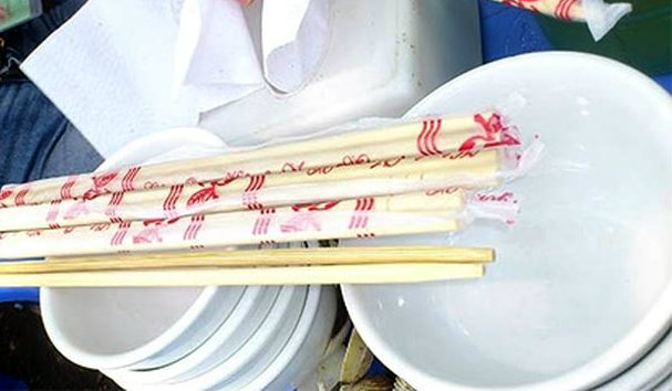 Đũa d&ugrave;ng một lần kh&ocirc;ng r&otilde; nguồn gốc ngập tr&agrave;n cỗ cưới c&aacute;c l&agrave;ng qu&ecirc; 