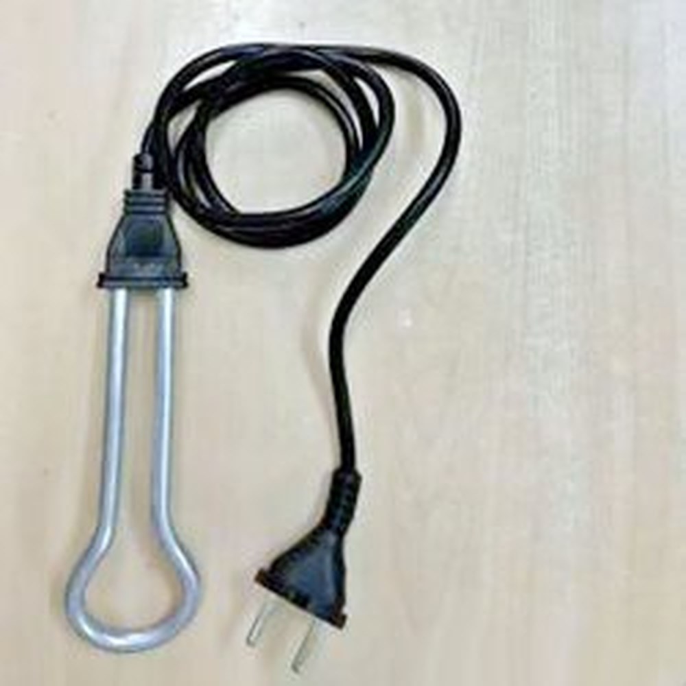 Chợ đ&ecirc;m tại H&agrave; Nội b&aacute;n tr&agrave;n lan ổ cắm điện kh&ocirc;ng nguồn gốc