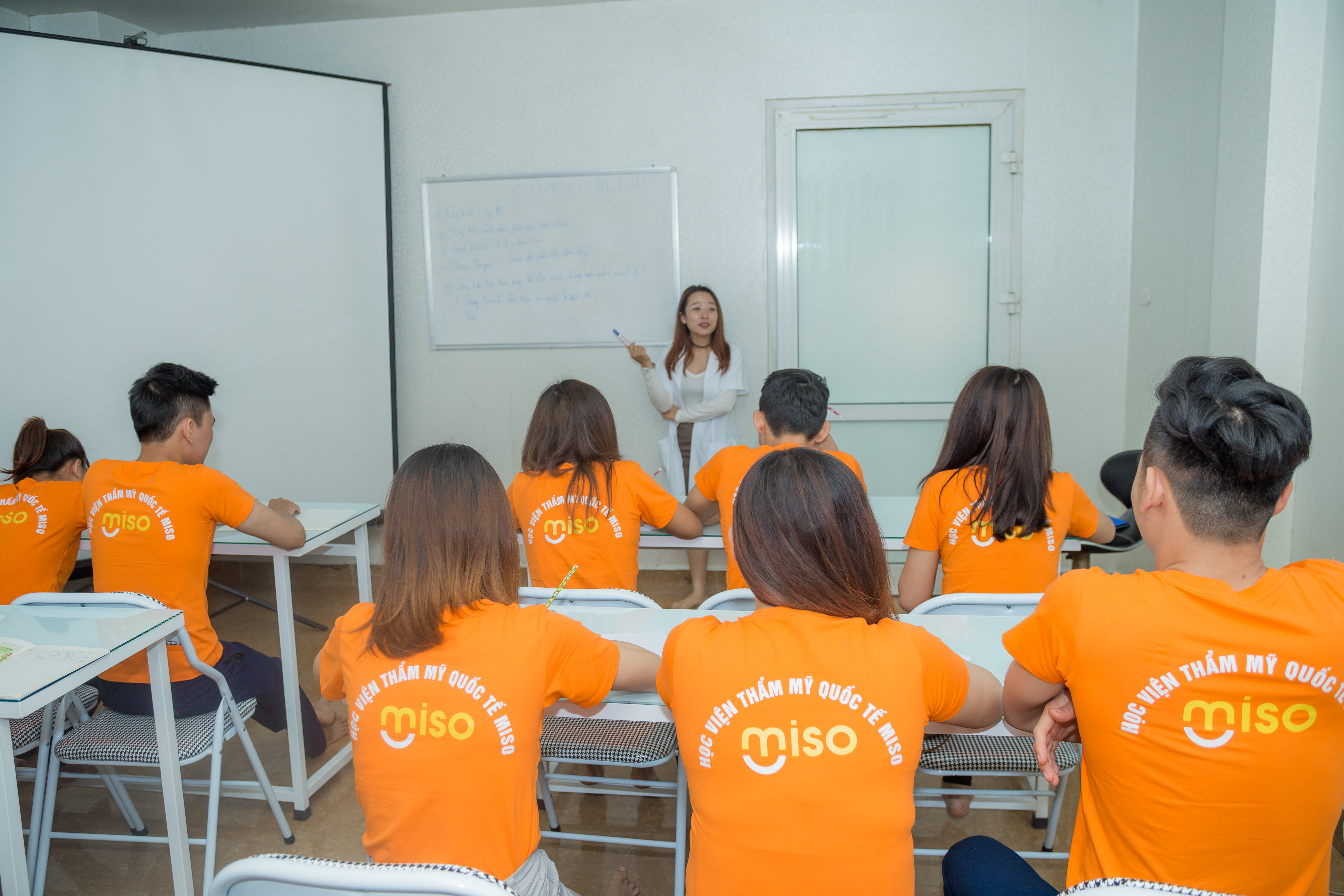 C&oacute; n&ecirc;n đi học nghề sau khi tốt nghiệp THPT thay v&igrave; Đại học? 