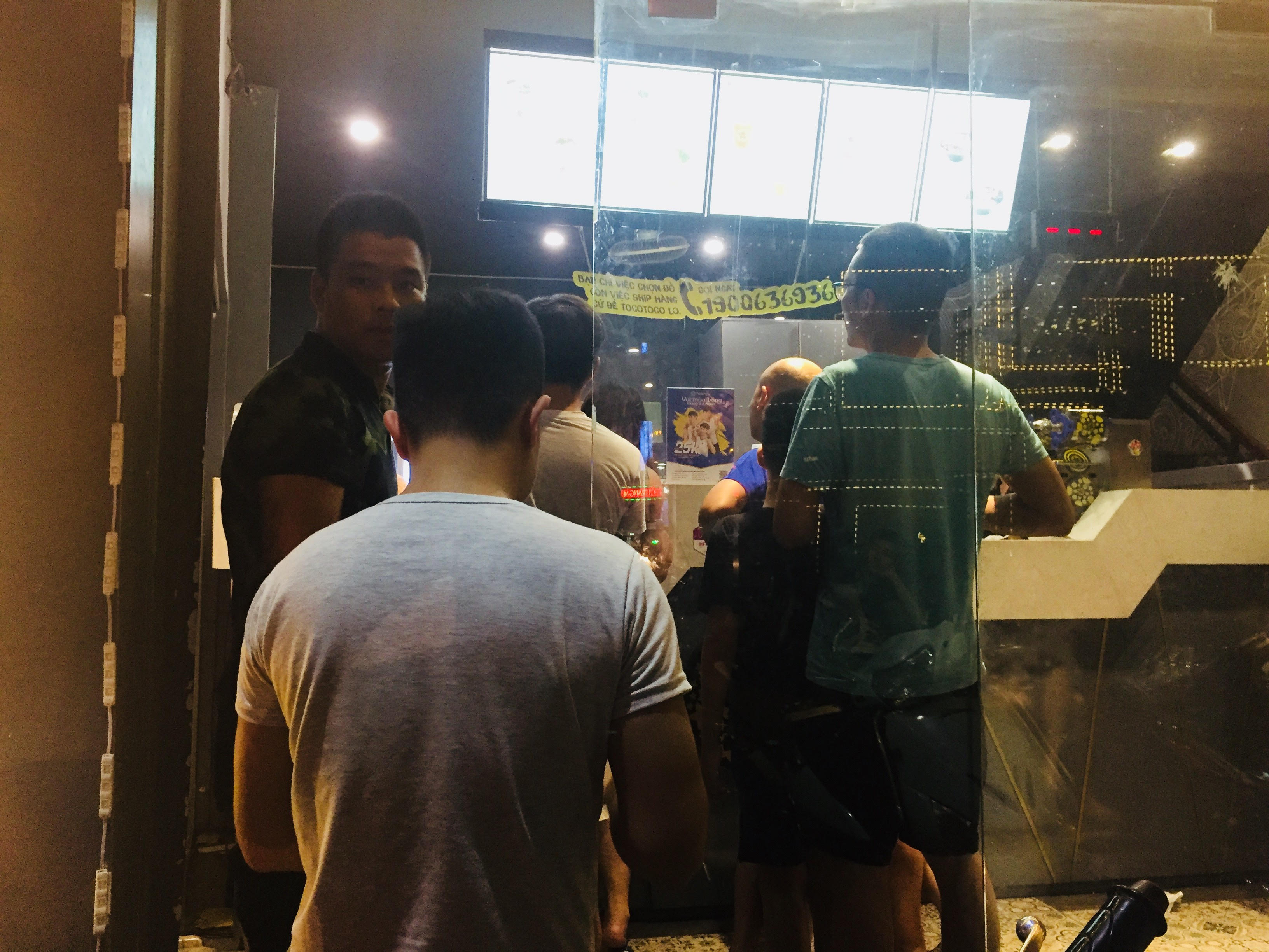 Nắng n&oacute;ng: Qu&aacute;n tr&agrave; sữa, c&agrave; ph&ecirc; đ&ocirc;ng nghịt kh&aacute;ch