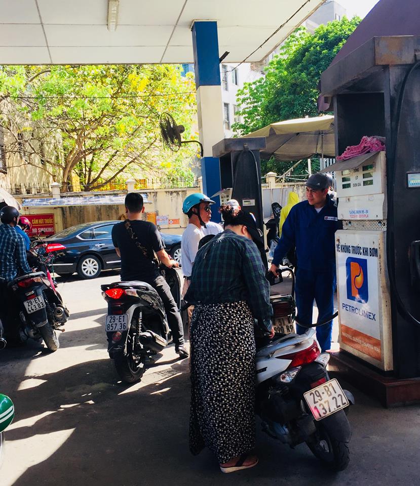 Gi&aacute; xăng trong nước kh&ocirc;ng giảm d&ugrave; gi&aacute; xăng thế giới giảm 