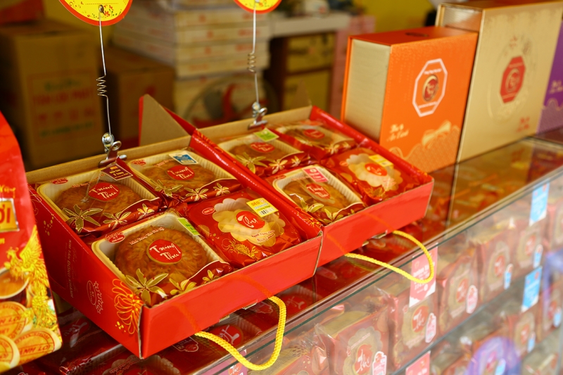 Thị trường b&aacute;nh trung thu đầu m&ugrave;a: Nhiều mẫu b&aacute;nh độc đ&aacute;o nhưng sức mua chưa cao