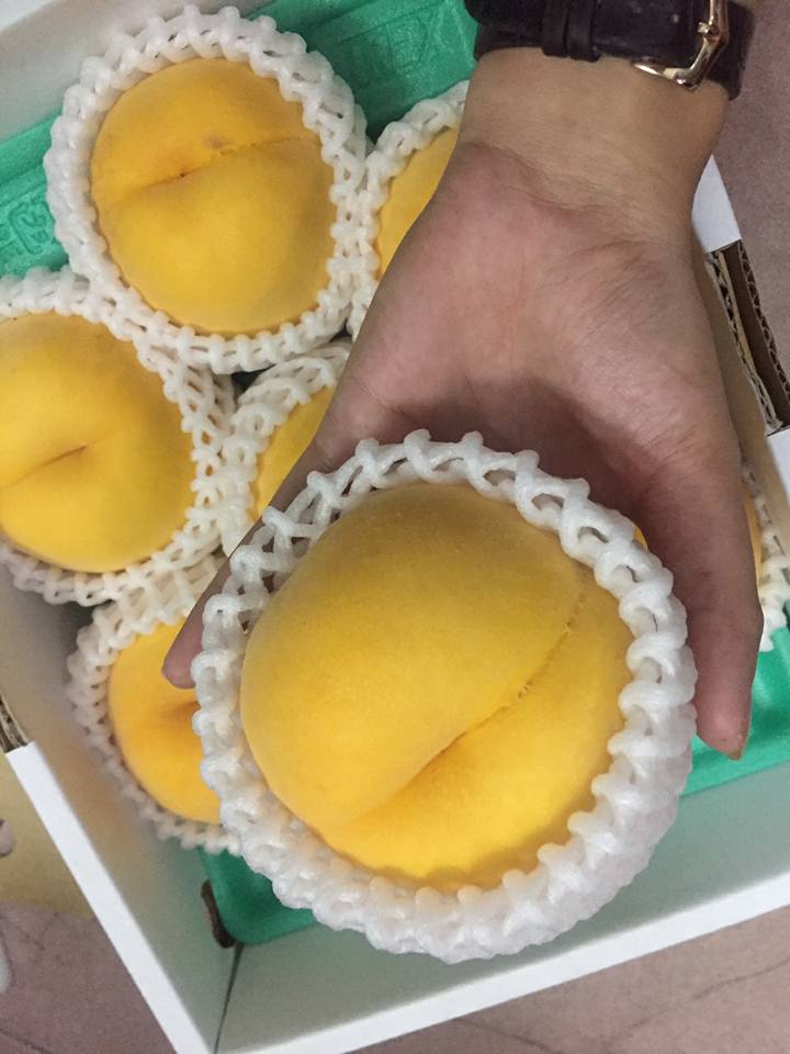Giới nh&agrave; gi&agrave;u Việt chơi sang, mua đ&agrave;o v&agrave;ng Nhật Bản một triệu đồng/kg về ăn Rằm th&aacute;ng 7