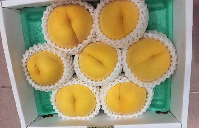 Giới nh&agrave; gi&agrave;u Việt chơi sang, mua đ&agrave;o v&agrave;ng Nhật Bản một triệu đồng/kg về ăn Rằm th&aacute;ng 7