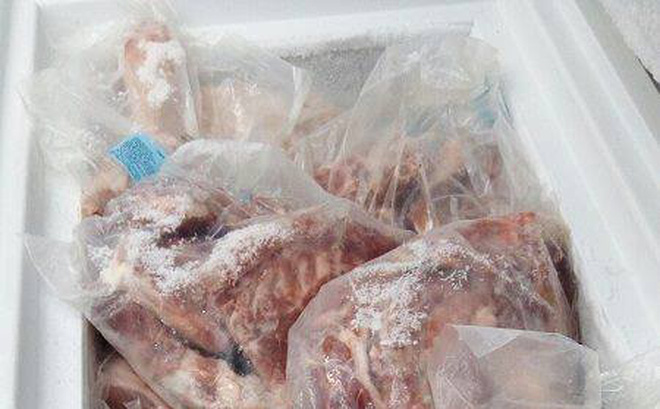 Si&ecirc;u thị Meat Farm ở TP.HCM b&agrave;y b&aacute;n thịt heo hết hạn sử dụng