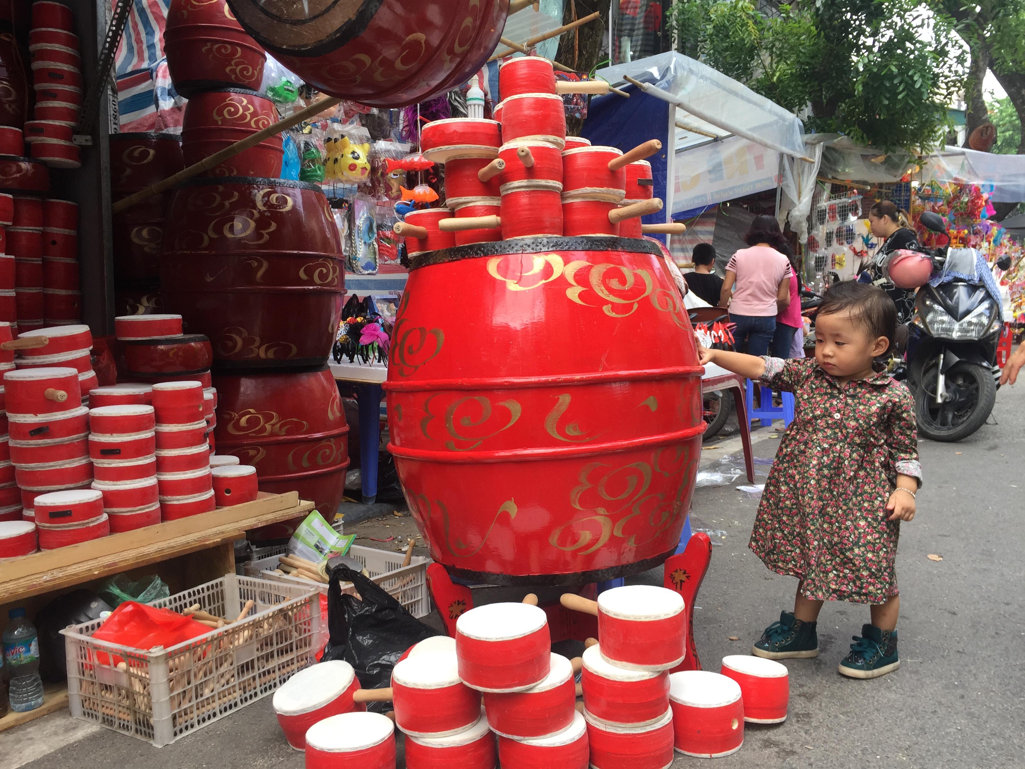 Tết Trung thu: Đồ chơi &lsquo;madein Viet Nam&rsquo; vẫn chiếm ưu thế v&agrave; ngập tr&agrave;n phố H&agrave;ng M&atilde;