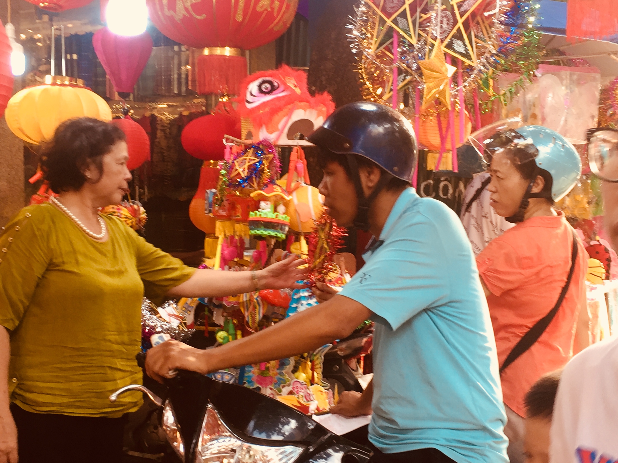 Tết Trung thu: Đồ chơi &lsquo;madein Viet Nam&rsquo; vẫn chiếm ưu thế v&agrave; ngập tr&agrave;n phố H&agrave;ng M&atilde;