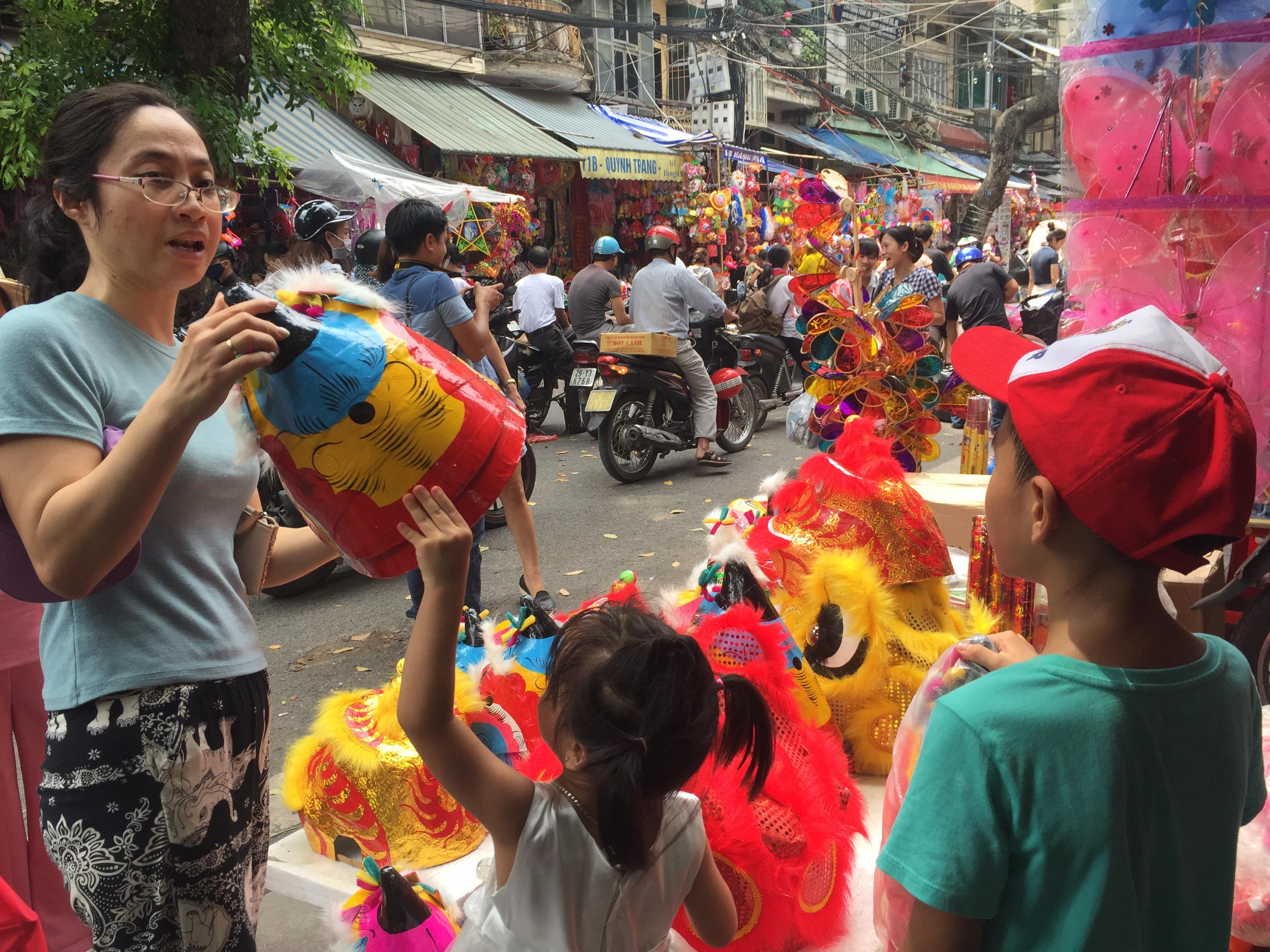 Tết Trung thu: Đồ chơi &lsquo;madein Viet Nam&rsquo; vẫn chiếm ưu thế v&agrave; ngập tr&agrave;n phố H&agrave;ng M&atilde;
