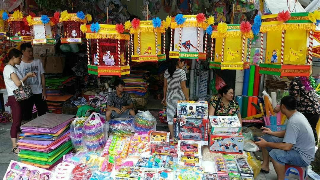 Tết Trung thu: Đồ chơi &lsquo;madein Viet Nam&rsquo; vẫn chiếm ưu thế v&agrave; ngập tr&agrave;n phố H&agrave;ng M&atilde;