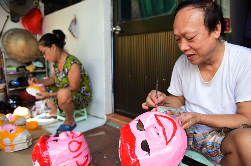 Tết Trung thu: Học l&agrave;m mặt nạ giấy bồi từ nghệ nh&acirc;n duy nhất của phố cổ H&agrave; Nội 