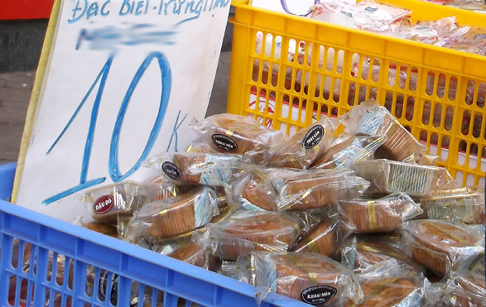 Bất ngờ: B&aacute;nh trung thu &lsquo;cận date&rsquo; được b&agrave;y b&aacute;n ven đường gi&aacute; 10.000 đồng/chiếc