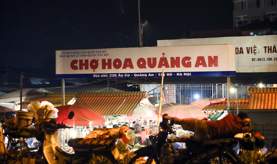 Chợ hoa đ&ecirc;m Quảng An nhộn nhịp trước thềm 20/10