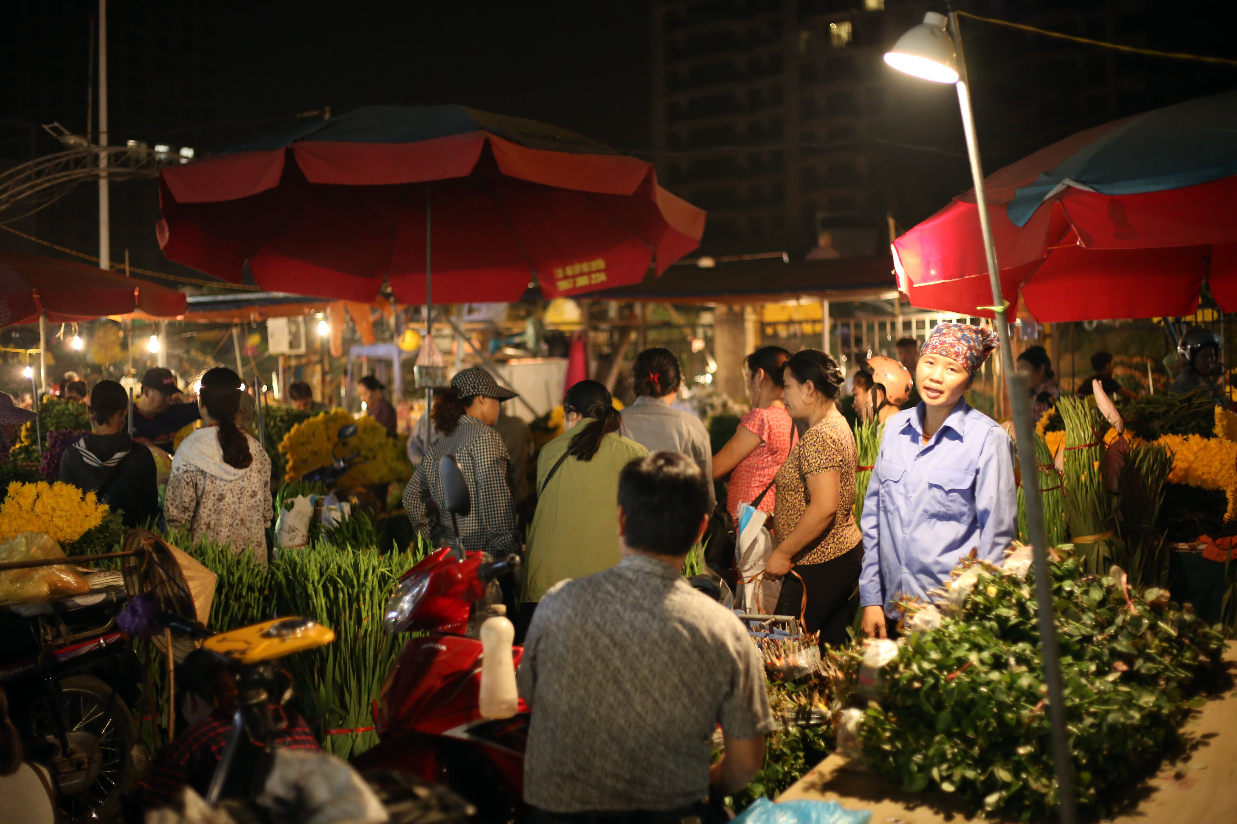 Chợ hoa đ&ecirc;m Quảng An nhộn nhịp trước thềm 20/10