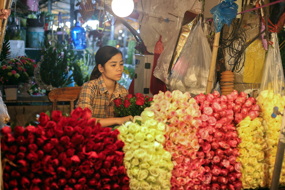 Chợ hoa đ&ecirc;m Quảng An nhộn nhịp trước thềm 20/10