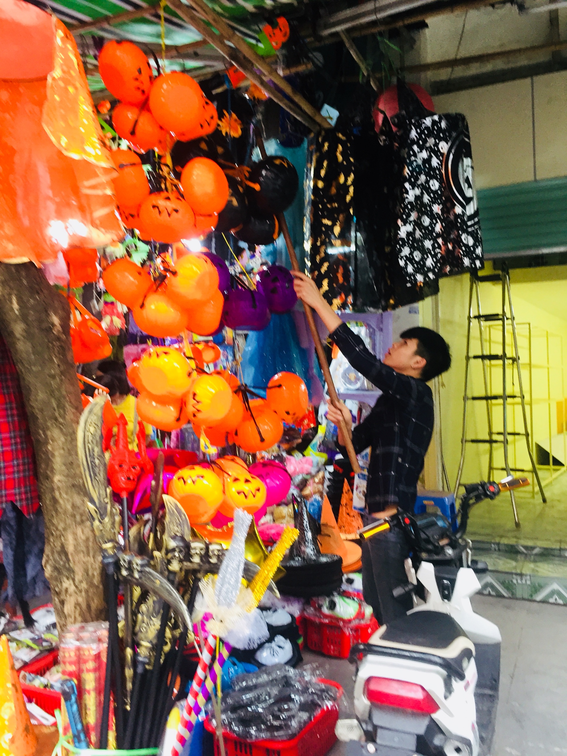 Tạo h&igrave;nh nh&acirc;n vật ma trong phim hoạt h&igrave;nh 'Coco' đứng đầy phố H&agrave;ng M&atilde; m&ugrave;a Halloween năm nay
