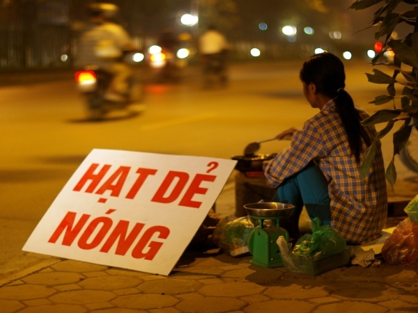 Kiếm bội tiền mỗi tối chỉ nhờ b&aacute;n ng&ocirc; nướng, hạt dẻ rang vỉa h&egrave;