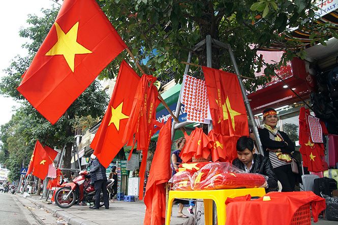 Chung kết AFF Cup: Cũng &lsquo;hot&rsquo; như v&eacute; v&agrave;o s&acirc;n Mỹ Đ&igrave;nh, đồ cổ vũ b&oacute;ng đ&aacute; đắt đỏ từng giờ