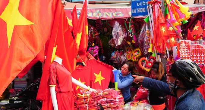 Chung kết AFF Cup: Cũng &lsquo;hot&rsquo; như v&eacute; v&agrave;o s&acirc;n Mỹ Đ&igrave;nh, đồ cổ vũ b&oacute;ng đ&aacute; đắt đỏ từng giờ