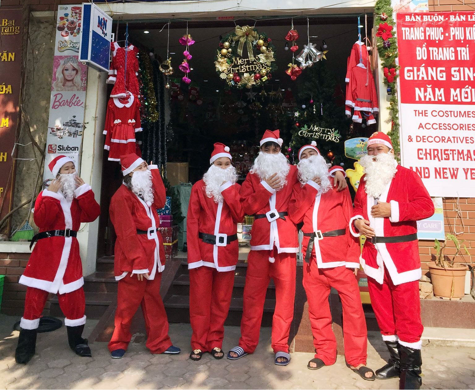 Dịch vụ &ocirc;ng gi&agrave; Noel đắt kh&aacute;ch, sinh vi&ecirc;n tranh thủ kiếm tiền triệu