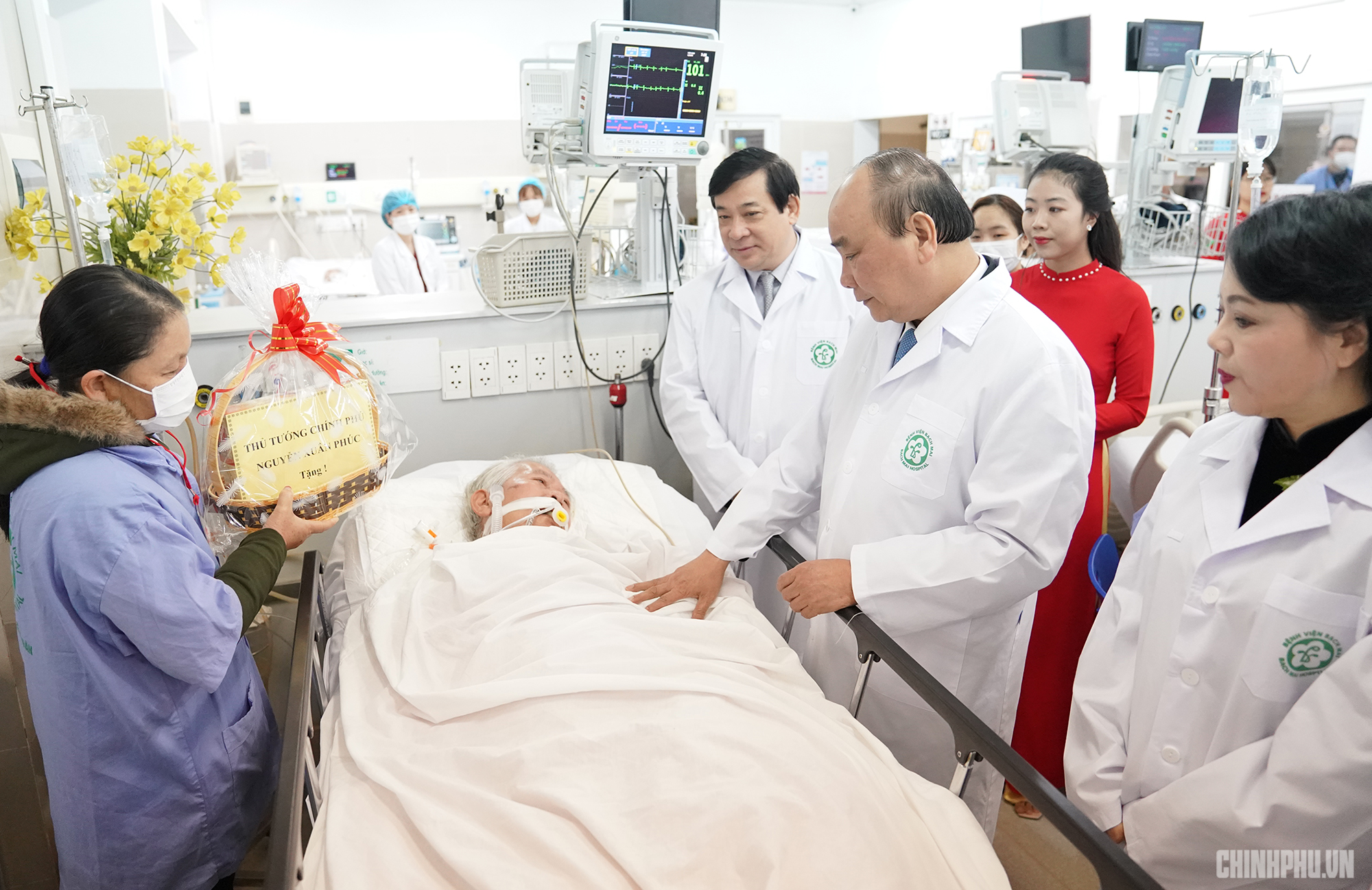Thủ tướng: Cần t&ocirc;n vinh những &lsquo;anh h&ugrave;ng thầm lặng&rsquo; của ng&agrave;nh y