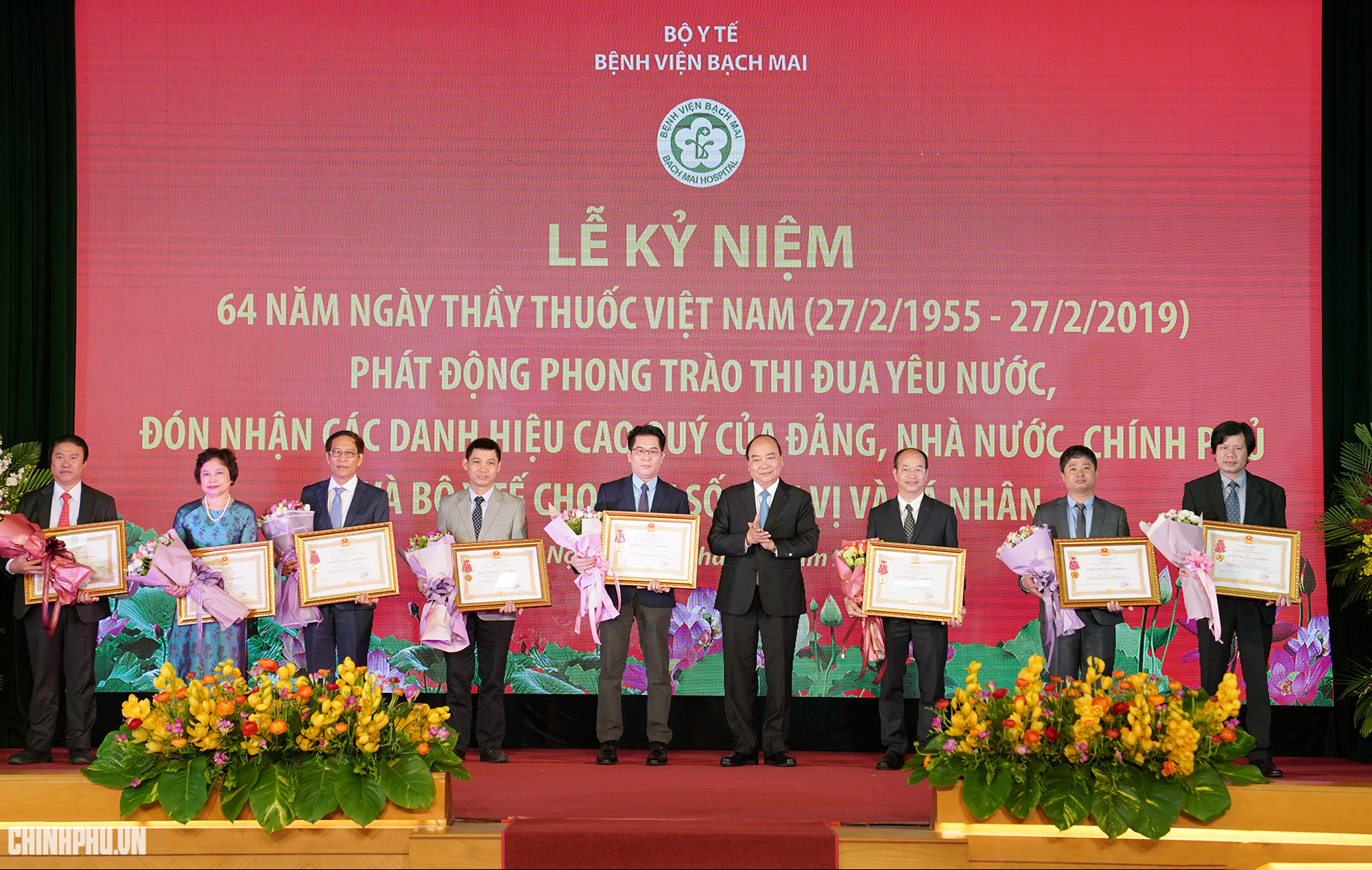 Thủ tướng: Cần t&ocirc;n vinh những &lsquo;anh h&ugrave;ng thầm lặng&rsquo; của ng&agrave;nh y